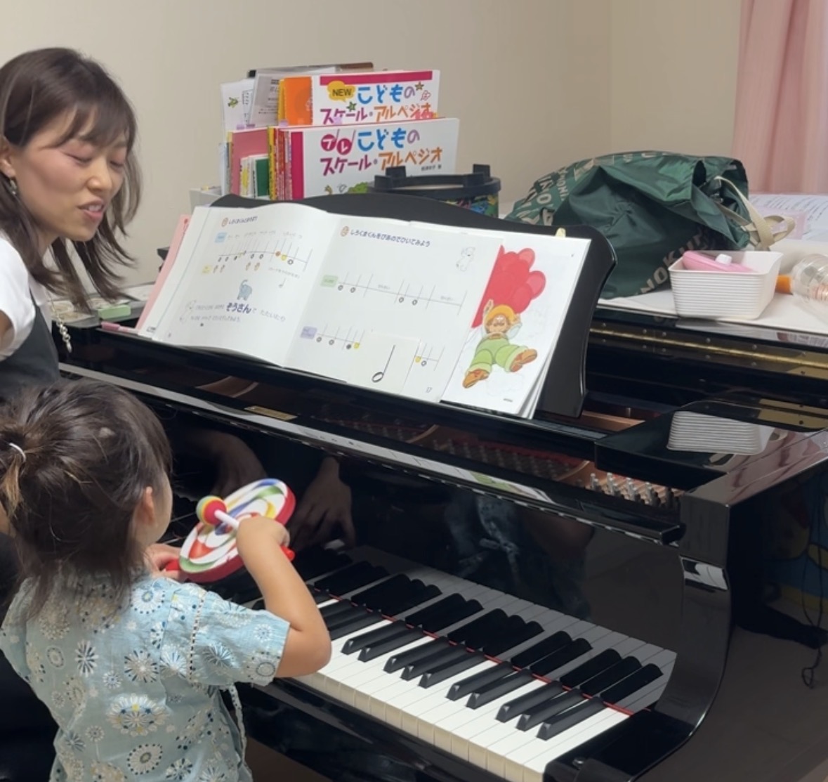 宇都宮市のピアノ教室|未就学児のはじめてのレッスンで大切にしていること 3 カラフルなマラカスを使って先生と音で遊びながらレッスンする未就学児