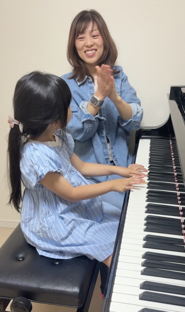 レッスン中に先生が手を叩いて子どもの演奏を喜ぶ様子