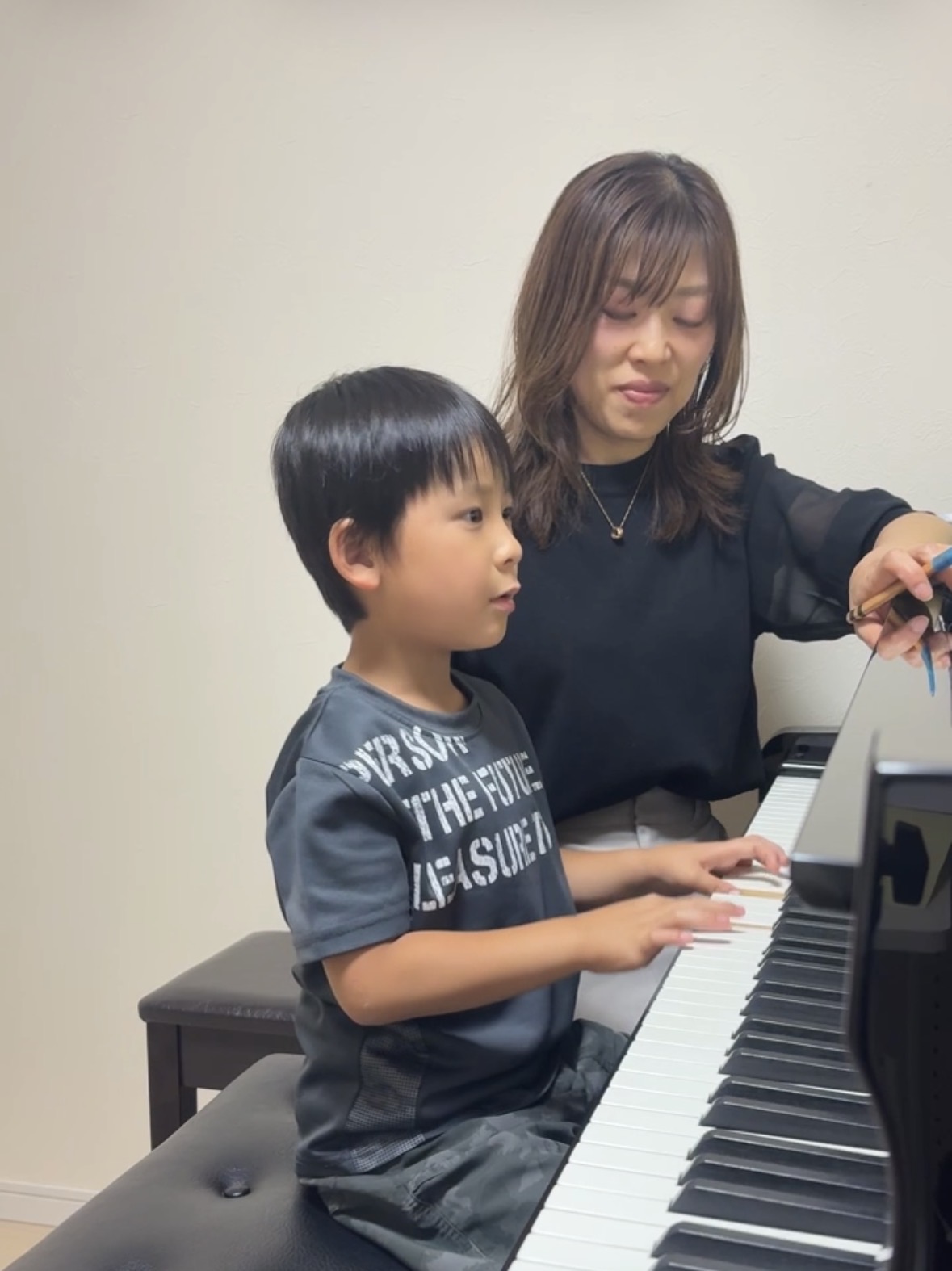 宇都宮市のピアノ教室|きょうだいで一緒に習うメリットとは 2 先生と楽しそうにレッスンする様子