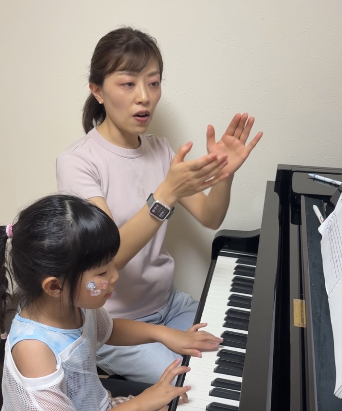 宇都宮市のピアノ教室|夏休みは子どもがピアノを始めるベストタイミング 2 リズムを教わりながらピアノにふれる子ども
