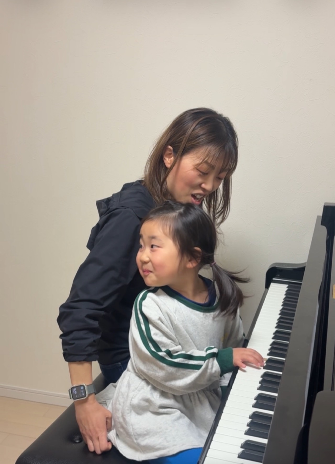 宇都宮市のピアノ教室|未就学児の指使い・基礎レッスンで大切にしていること 2 先生に寄り添われながら鍵盤に指を置く未就学児の女の子