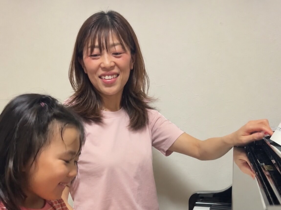 宇都宮市のピアノ教室|子どもが習い事とピアノを無理なく両立するコツ 3 先生に見守られながらレッスンに取り組む生徒