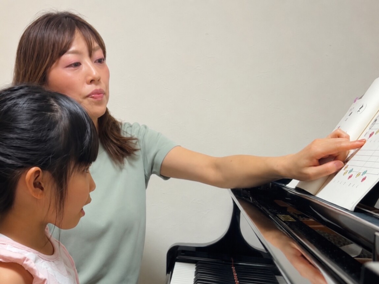 宇都宮市のピアノ教室|子どものピアノにかかる費用のぜんぶ|月謝・教材費・発表会 2 レッスンで教材を見ながら学ぶ子どもと講師