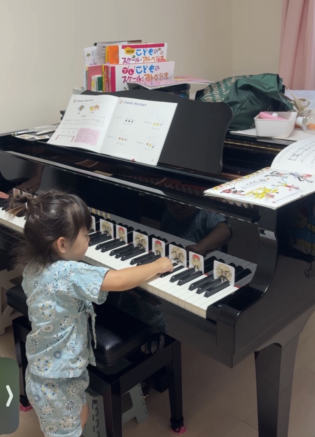 宇都宮市のピアノ教室|子どもがピアノを始めるなら9月がちょうどいい理由 2 グランドピアノの鍵盤にそっと手をのばす小さな女の子