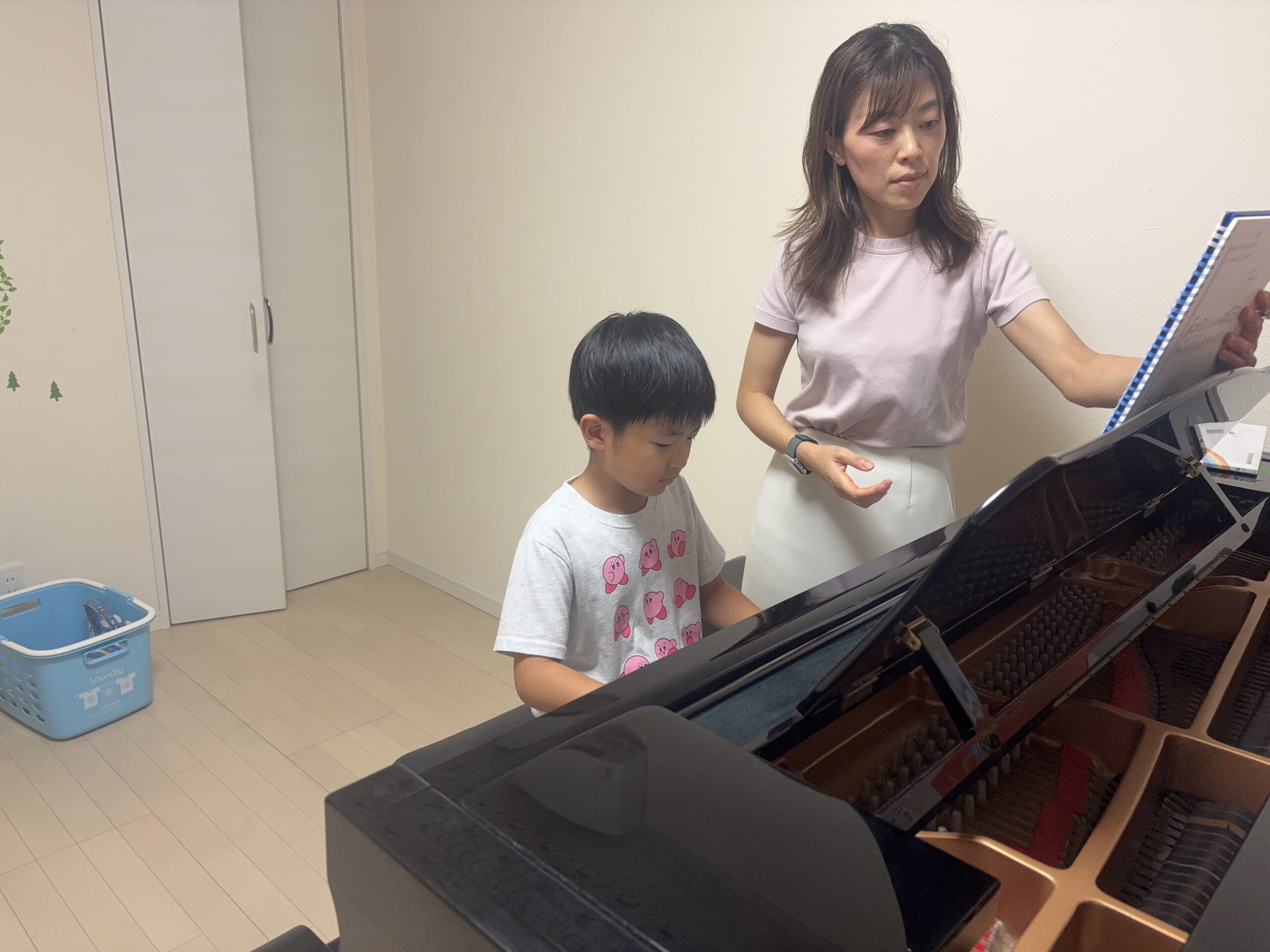 講師が見守るなか、ピアノを弾く小学生の生徒さん