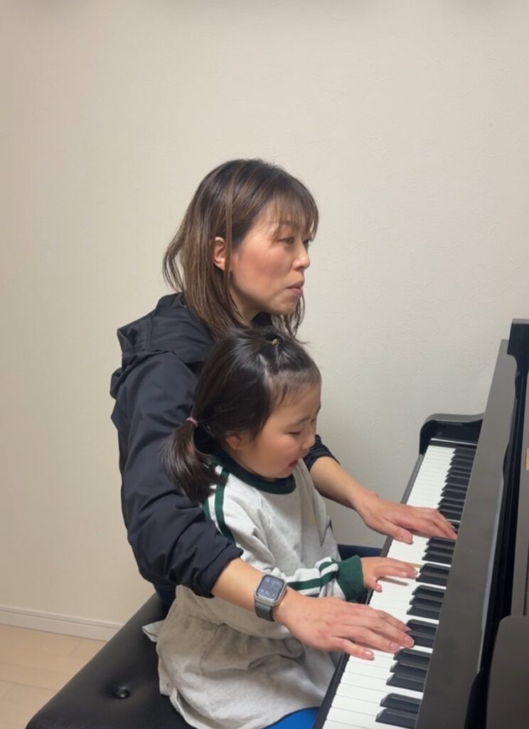 宇都宮市のピアノ教室|発表会の曲に子どもが飽きてきたら?練習の中だるみとの付き合い方 2 一緒にピアノを弾く講師と小さな生徒さん